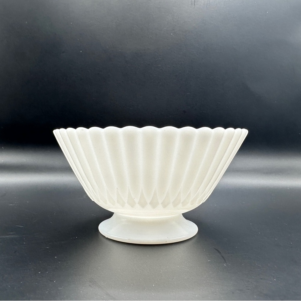 Petalware Cremax MACBETH-EVANS Milk‎ Glass Scallop Edge Berry Ice Cream Bowl